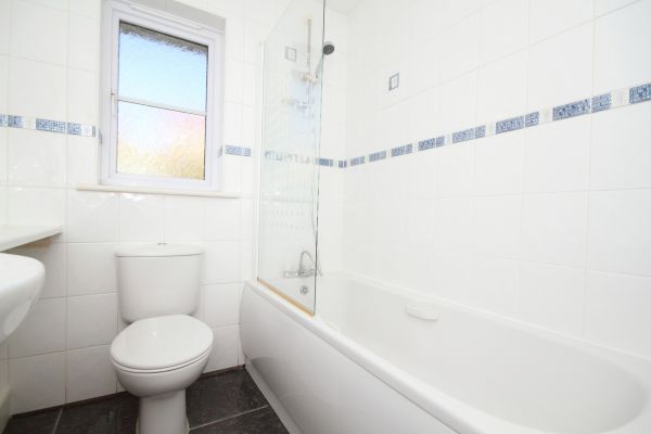Cost of Shower Window Replacement in Edison